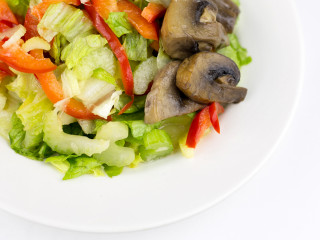 Зеленый салат с дольками шампиньона